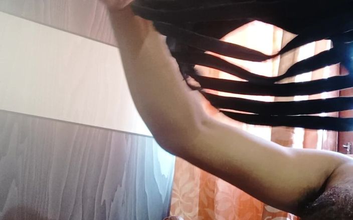 HornyHunk: J’huile ma bite et je me masturbe avec la culotte...