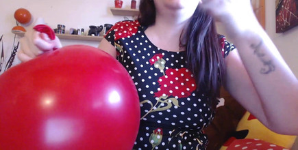 Nicoletta Embassi: Nicoletta te excita con grandes globos y está lista para...