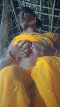 Bhabhi toont haar poesje in gele saree, ik slikte mijn vinger en haalde water eruit