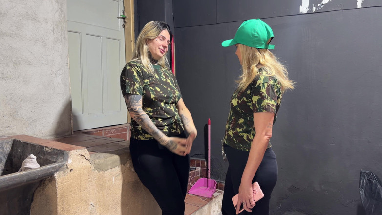 Couple dna: Manda due ragazze al college militare e queste infrangono la...