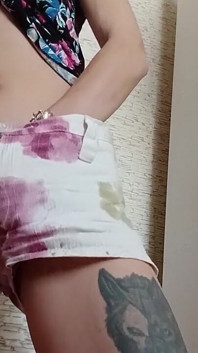 苗条的女学生在上学前的早上穿着衣服自慰