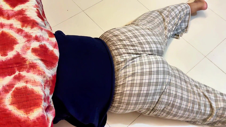 Aria Mia: Büyük yuvarlak götlü Müslüman seksi üvey anne çay masasının içine sıkıştı ve...