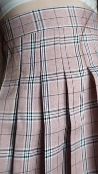 Min bratty styvsyster trodde att ingen var hemma och började fingrar själv medan hon stönade mitt namn