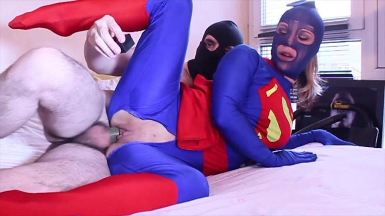 Nylon Xtreme: Supergirl zentai suce et baise