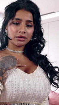 Bonus - regina porno indiană țâțoasă Yasmina Khan se masturbează pentru tine