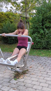 Trening na świeżym powietrzu z wibratorem dla tyłka i kutasa! Tranny spuszcza się prosto w swoje szorty!