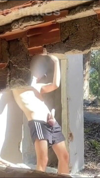 Terk edilmiş bir binayı keşfeden 2 amatör oğlan kıyafetlerini çıkarıyor ve biri delirmeye başlıyor