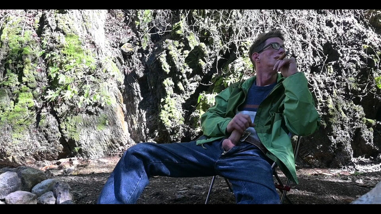 Joe Iandola: 大鸡巴户外射精和吸烟