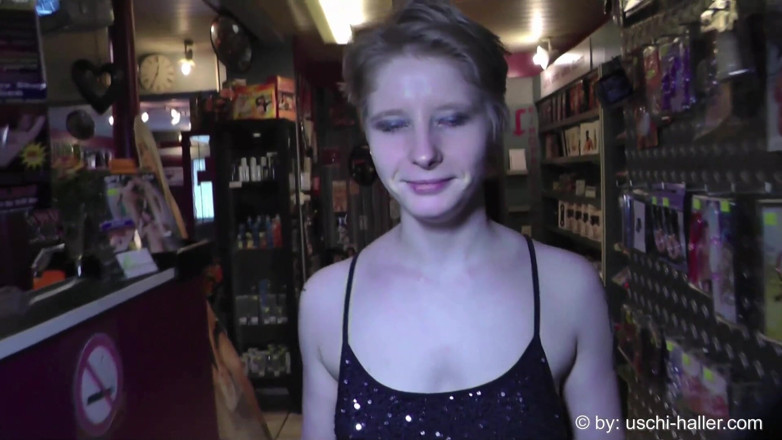 Club Express: Sonja Sweet Haciendo Una Mamada En Un Cine Porno Alemán