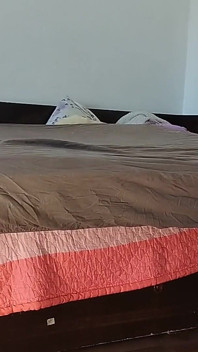 Amatérská manželka zkouší oblečení a stříhá je