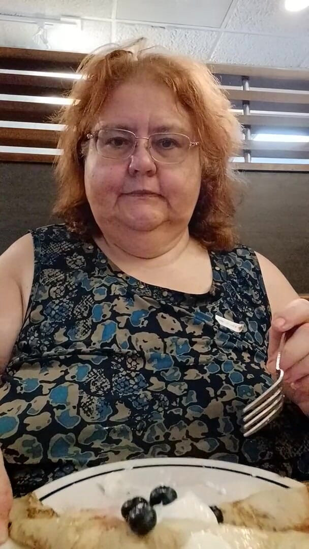 BBW nurse Vicki adventures with friends: Blueberry Crepes und Creme lecker