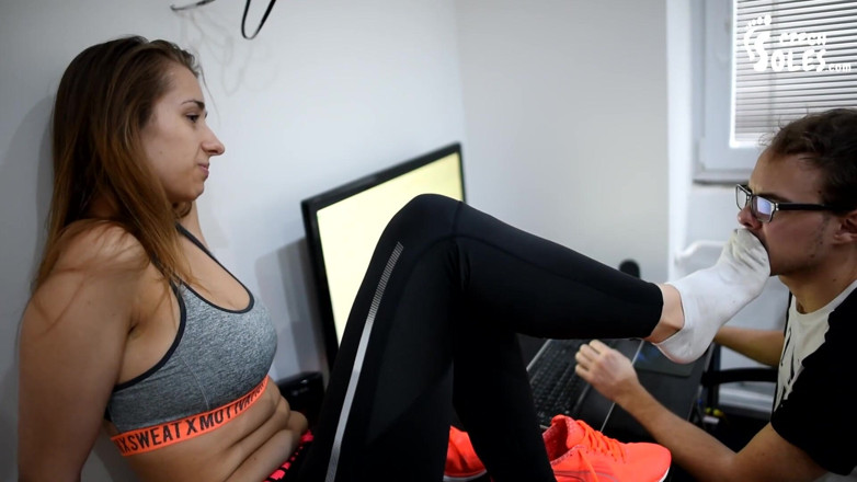 Czech Soles - foot fetish content: Controlado por sus pies maloliientes
