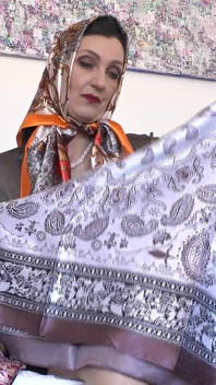 Vzrušující satén scarf hry! Lady Victoria Valente