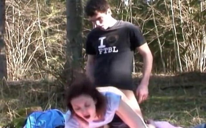Homegrown Amateurs: Ginta se fait baiser par un inconnu dans les bois