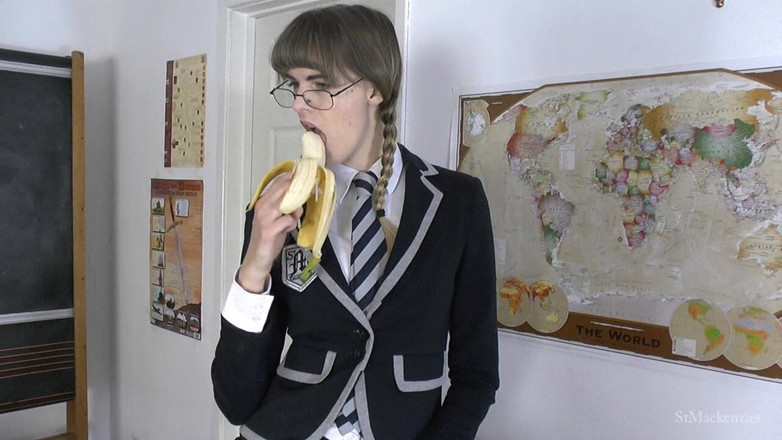 St Mackenzie's Archive: Melissa ăn một quả chuối lớn trong lớp