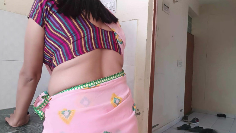 Yourdidipriya: Desi Bhabhi werkte in de keuken toen haar jongen klaarkwam...