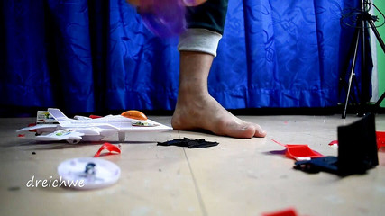 Dreichwe: Distruggere la grande macchina con l'aereo giocattolo