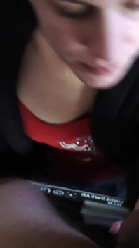 Cumslut amadora milf chupando pau grande em seus joelhos boquete