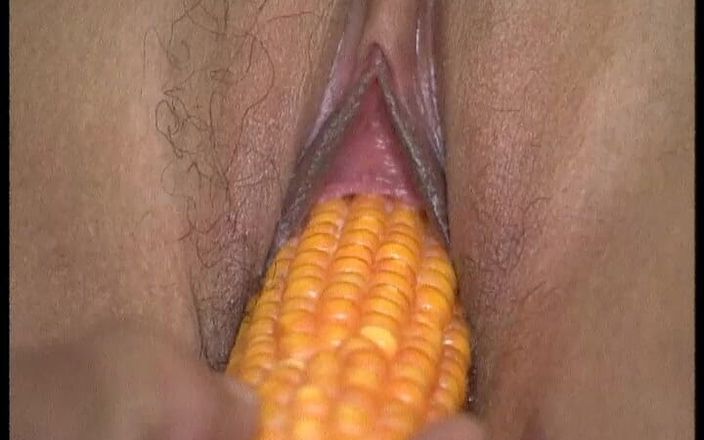 YOUR FIRST PORN: Asiática agricultora de milho