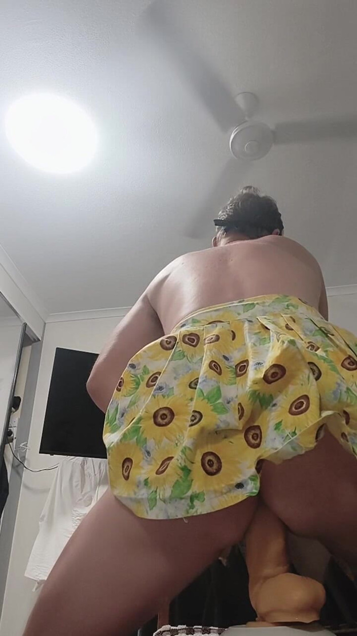 Brent Star Wood: Skirt dan dildo air mani