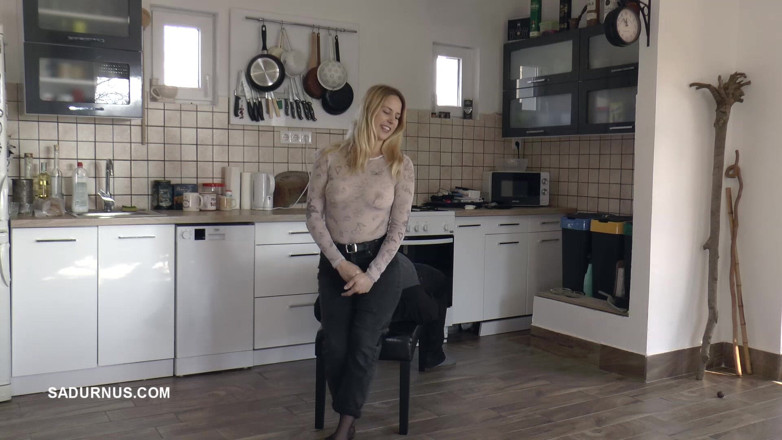Sadurnus: 노예의 얼굴에 자신을 행복하게 해주는 Miss Amy Douxxx