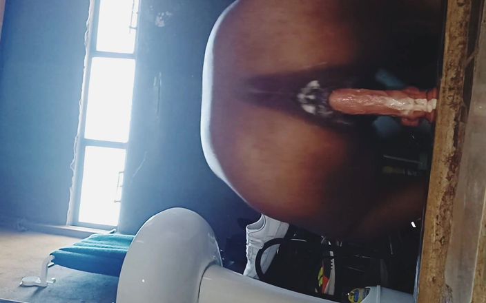 Assbooy: Büyük siyah göt dildoyla sikişiyor ve dölleme