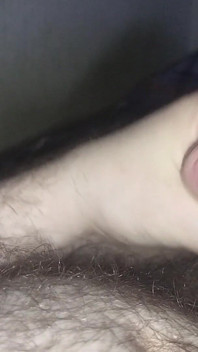 Masturbation sur le lit et éjaculation énorme sur mon ventre poilu
