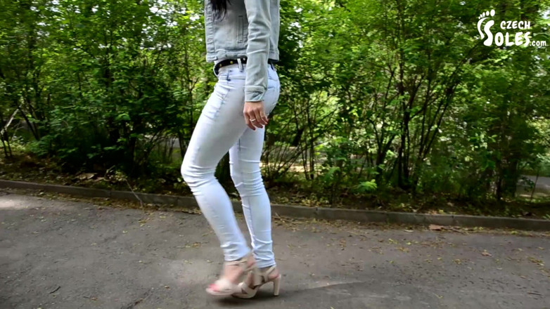 Czech Soles - foot fetish content: Parkta yüksek topuklu sandaletler