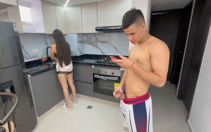 ManuelaAlvarez: Ayudo a mi hermanastra caliente con su camisa para poder...