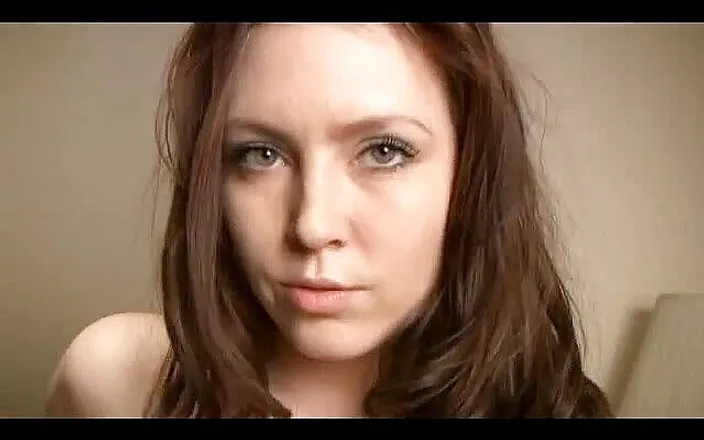 Hard raw sex: Babe plays with herself