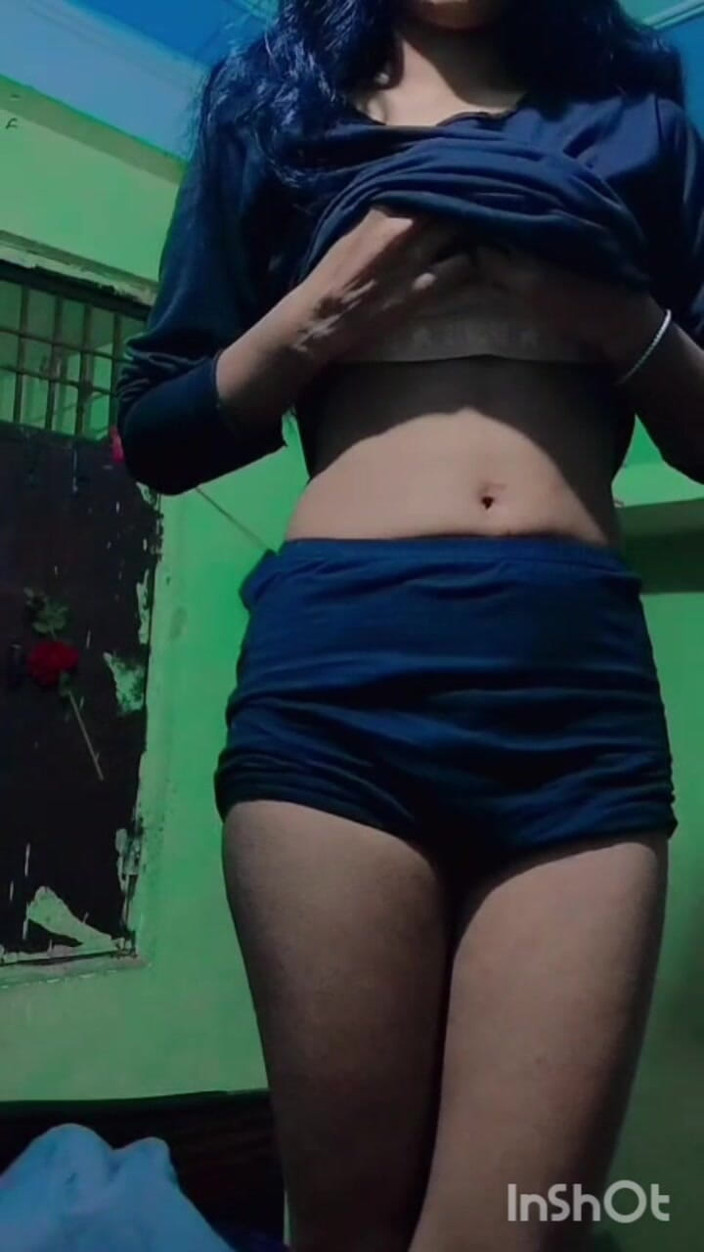 Sluty Piya: Minha namorada indiana mostrando seus peitos e buceta na siririca...