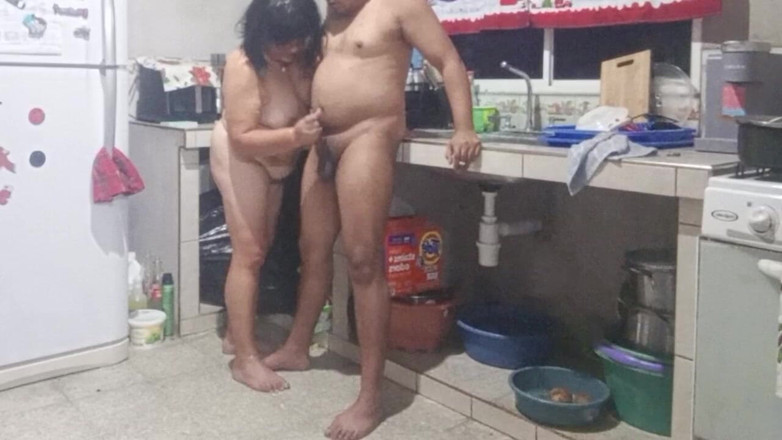 Milfta boohot: Che delizioso la mia matrigna mi dà in cucina