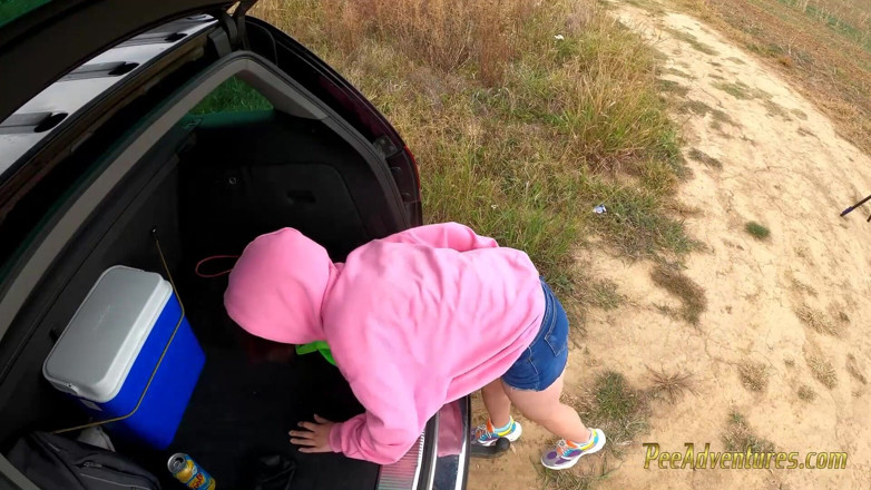 Pee Adventures: Roken met haar blaas vol