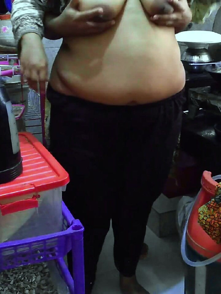 Aria Mia: 印度 bbw 家庭主妇在厨房和邻居来和她肛交，当她的丈夫离开时