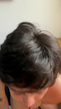 나는 내 부자 의붓 딸이 그림을 그리는 것을 보고 그녀가 어떻게 옷을 입고 있는지 보고 발정나서 결국 내 자지를 그녀에게 집어 넣었다.