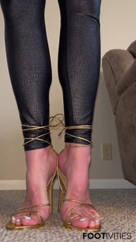 Ivys Füße in Gold heels und Latex leggings