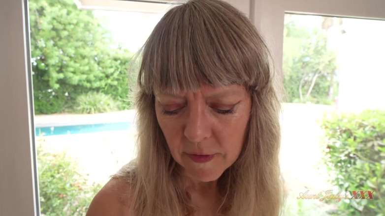Aunt Judy's XXX: TetaJudysXXX - Vaše 53letá macecha Jamie najde ve vašem pokoji kalhotky