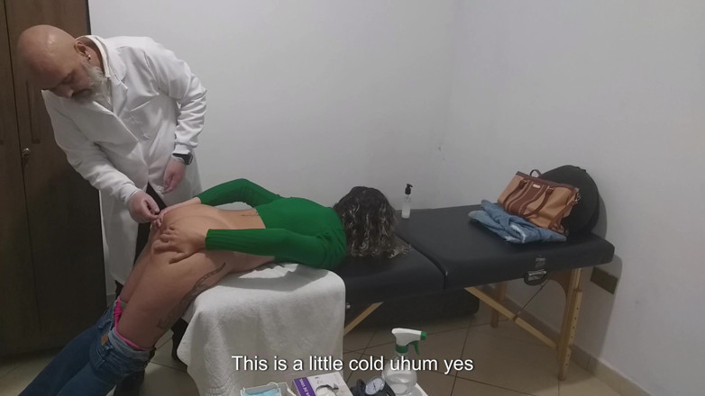 Gabi SweetCouplesStories: Un vero medico esamina l'ano e il seno del paziente