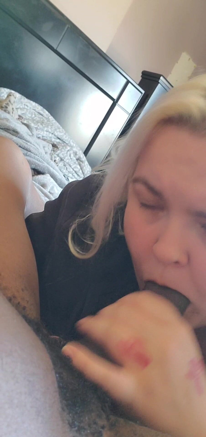 Missi Rae: 彼の太い黒いコックをしゃぶる