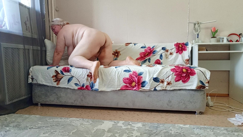 Zona901: 義母はおもちゃで彼女の大きな毛むくじゃらのオマンコを自慰行為するのに時間を費やします