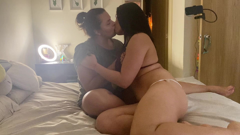 zoemelissa: Moja przyrodnia siostra uczy mnie robić nożyczki Lebiana