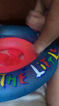 Spelen met opblaasbare zwemring