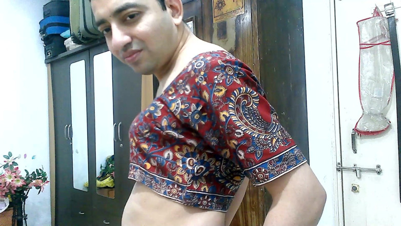 Cute & Nude Crossdresser: Sissy travestie sexy, femboy, sucette douce dans un crop top...