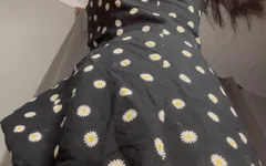 Ik toon een enorme kont in een strakke minirok-babe