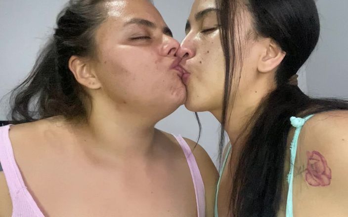Zoe &amp; Melissa: Djupa lesbiska kyssar med tungan