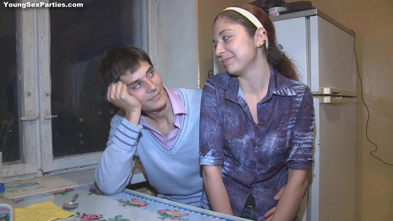 18 Videoz: Ruské teenagerky dostávají udeřit kundičky ve čtveřici