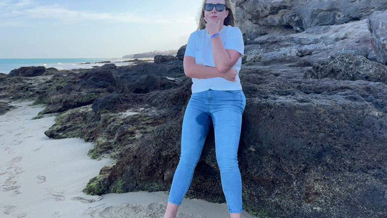 Emma Voyeur: Mijando Em Jeans Apertados Na Praia Pública