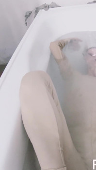 Sattira un completo sacchetto disperato e una vasca da bagno d'acqua facce divertenti