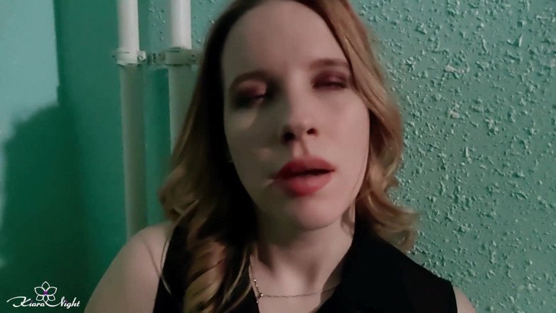 Kiara Night: Minx masturbando sua buceta peluda publicamente até orgasmo louco na...