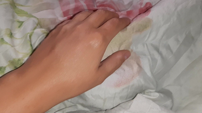 Lesbian-candys: 毛布の下を覗くと、隣人がアソコを舐めていて、彼女が見ててオナニーしている、驚きのスリーサム